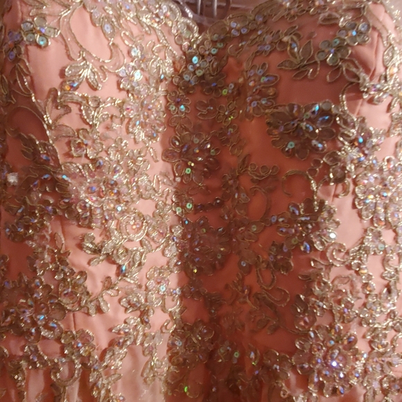 Peach dress with diamond and gold beads - Picture 5 of 5